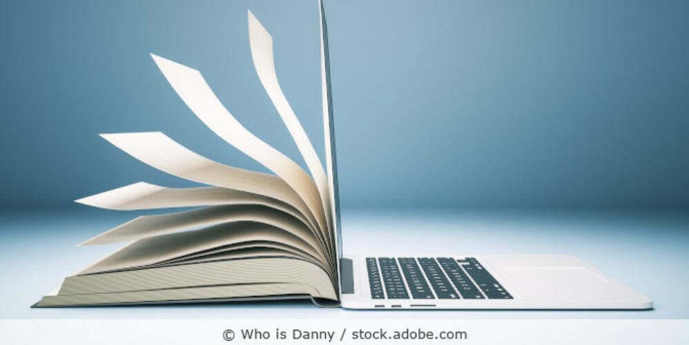 Fotomontage aus einem geöffneten Buch und einem aufgeklappten Laptop.