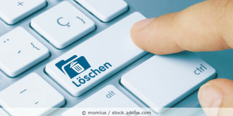 Detailansicht einer Tastatur, bei der auf einer Taste als Wort und Symbol "Löschen" steht.