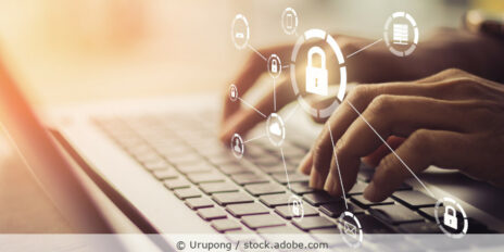Mann schreibt mit einer Tastatur und dazu eingeblendete Symbole für Datensicherheit.