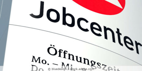 Ausschnitt eines Jobcenter-Schildes.