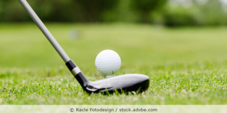 Golfschläger bereit zum Schlagen des Golfballs.