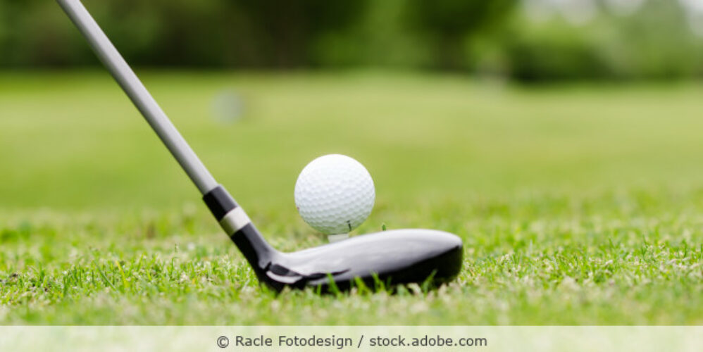 Golfschläger bereit zum Schlagen des Golfballs.