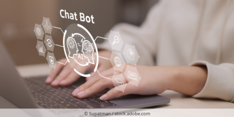 Frau am Laptop und eingeblendetes Symbol für Chat Bot.