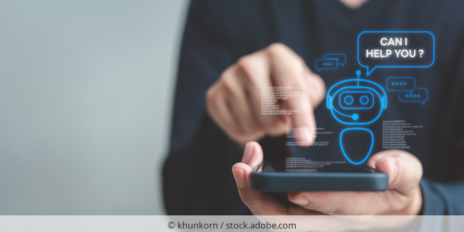 Mann hält ein Smartphone in der Hand und tippt darauf. Im Vordergrund ist eine Illustration mit einem Chatbot, der fragt: Can I help you?