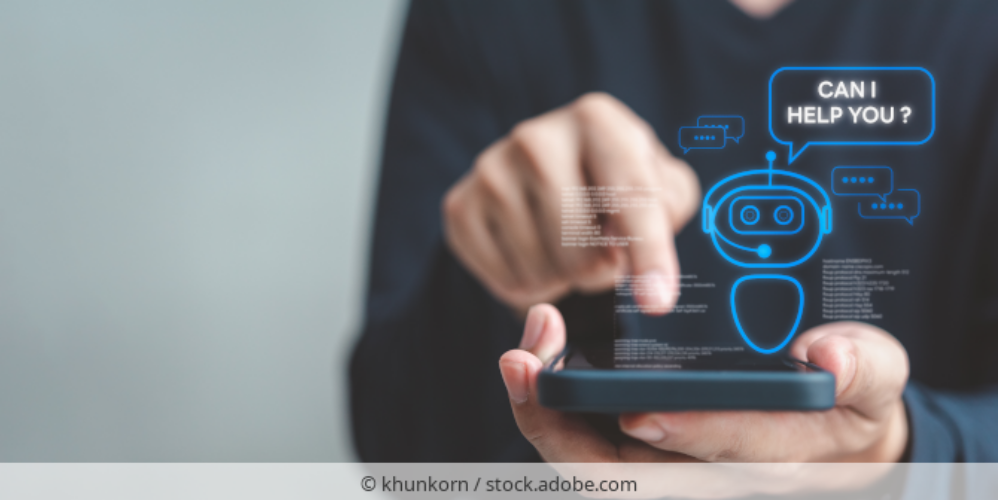Mann hält ein Smartphone in der Hand und tippt darauf. Im Vordergrund ist eine Illustration mit einem Chatbot, der fragt: Can I help you?