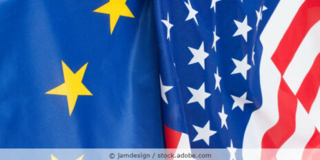 EU-Flagge und Flagge der USA zusammen in der Nahaufnahme.