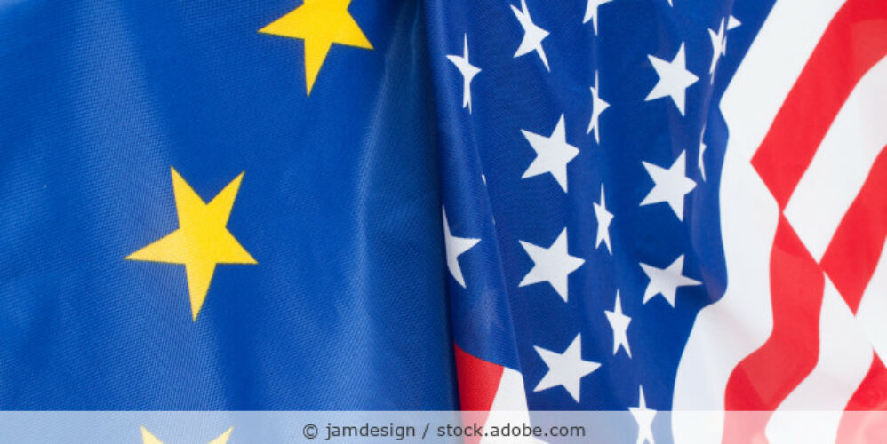 EU-Flagge und Flagge der USA zusammen in der Nahaufnahme.