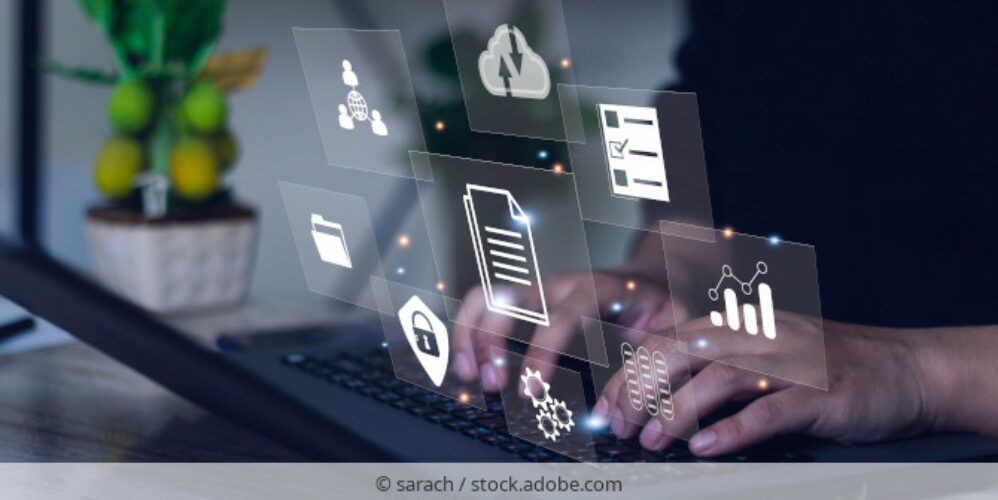Mann sitzt an einem Laptop und im Vordergrund des Bildes ist eine Illustration von Symbolen zur Informationssicherheit.