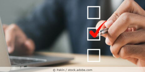 Mann sitzt vor dem Laptop und hakt eine Checkbox ab.