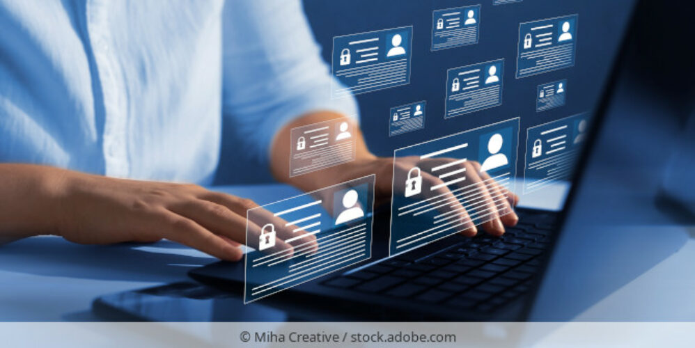 Personaldaten werden am Laptop aufgerufen. Person managing employee information on their laptop.