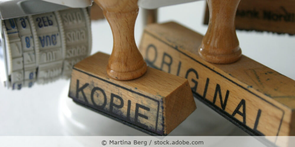 Stempel mit der Aufschrift Kopie und Original in einem Stempelhalter.