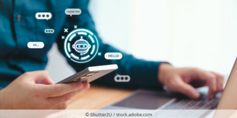 Person nutzt Chatbot als Hilfsmittel für die Arbeit. / Person is using chatbot for work.