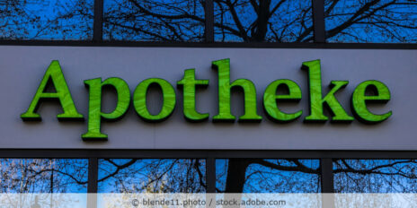 Apothekenschild mit grünen Buchstaben außen an einer Fassade.