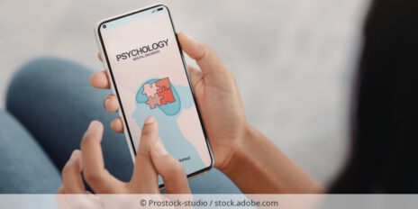 Person nutzt App für mentale Gesundheit.