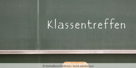 Eine Tafel mit der Aufschrift Klassentreffen.