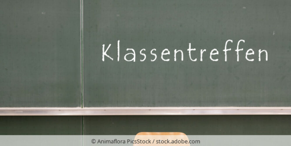 Eine Tafel mit der Aufschrift Klassentreffen.