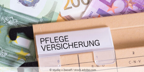 Kartei mit der Aufschrift Pflegeversicherung liegt auf Euroscheinen.