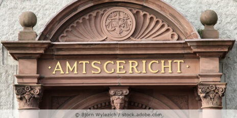 Detailaufnahme der Aufschrift Amtsgericht über einer Tür an einem historischen Gebäude.