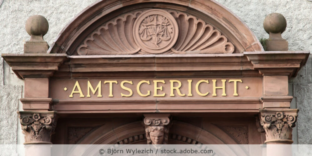 Detailaufnahme der Aufschrift Amtsgericht über einer Tür an einem historischen Gebäude.