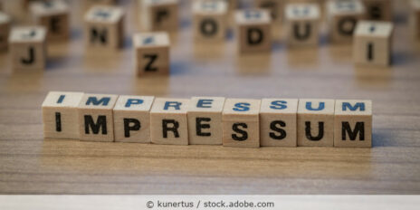 Das Wort Impressum geschrieben mit Buchstaben auf mehreren Holzwürfeln.