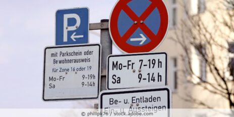Verkehrsschilder mit Hinweisen zu Park- und Halteverboten.