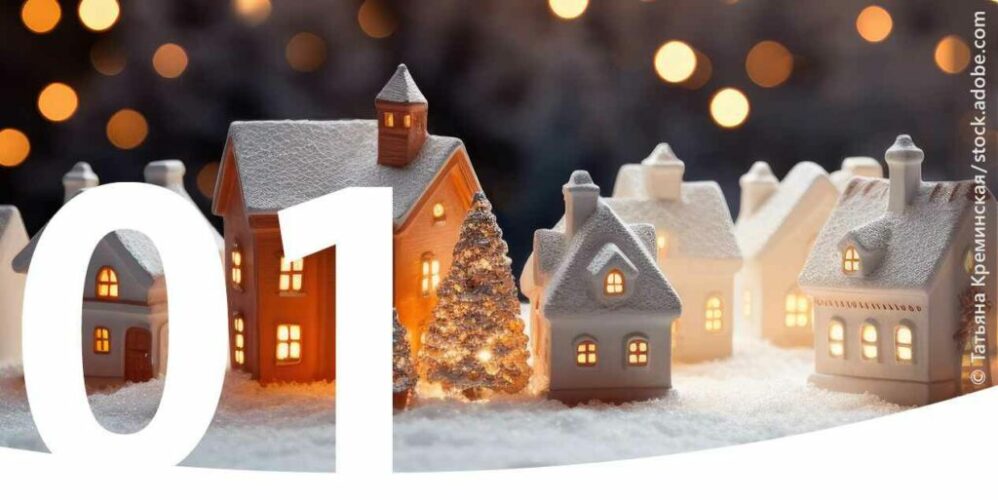 Deko-Weihnachtsstadt aus mehreren kleinen Häusern als Bild für den 1. Dezember im Adventskalender.