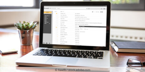 Email inbox on a laptop. / Geöffnetes E-Mail Postfach auf einem Laptop.