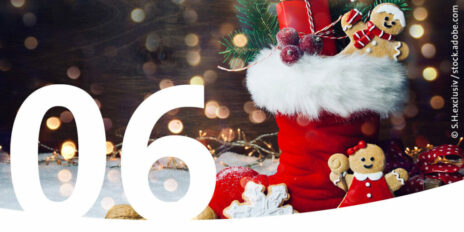 Ein roter Weihnachtsstiefel gefüllt mit Geschenken und Plätzchen als Bild für den 6. Dezember im Adventskalender.