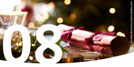 Ein weihnachtlich eingedeckter Tisch als Bild für den 8. Dezember im Adventskalender.