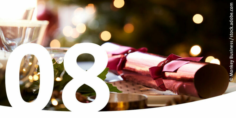 Ein weihnachtlich eingedeckter Tisch als Bild für den 8. Dezember im Adventskalender.