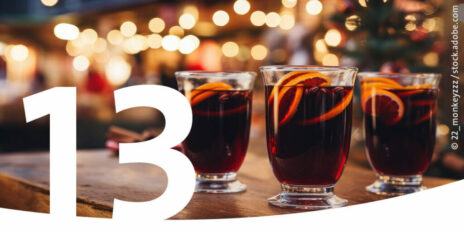 Ein Weihnachtsmarkt-Tisch mit drei Gläsern Punsch als Bild für den 13. Dezember im Adventskalender.