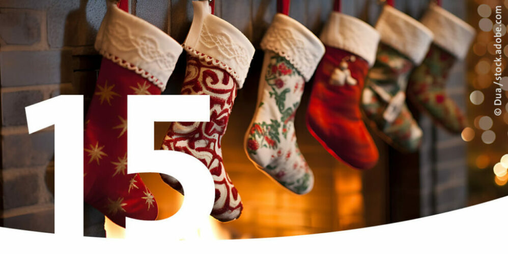Weihnachtsstrümpfe, die am Kamin hängen als Bild für den 15. Dezember im Adventskalender.