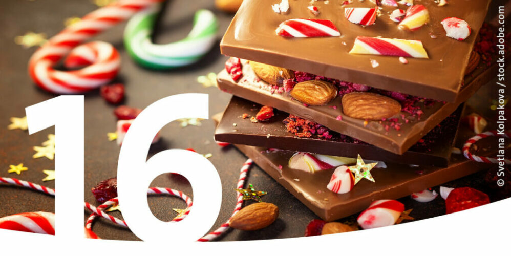 Schokolade, Mandeln und Zuckerstangen als Bild für den 16. Dezember im Adventskalender.