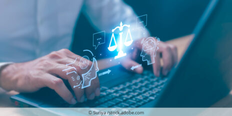 In der Justiz tätige Person arbeitet am Laptop und nutzt KI.