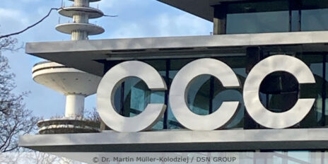 Außenaufnahme eines Gebäudes mit dem CCC-Logo des Chaos Communications Congress vom Dezember 2023 bei Tag.
