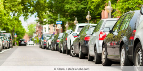 Geparkte Autos am Straßenrand.