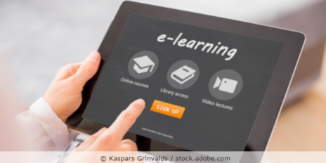 Frau hält ein Tablet mit einer Anmeldeseite zum e-learning in den Händen.