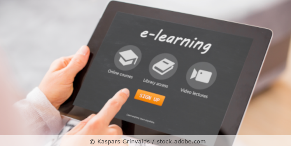 Frau hält ein Tablet mit einer Anmeldeseite zum e-learning in den Händen.