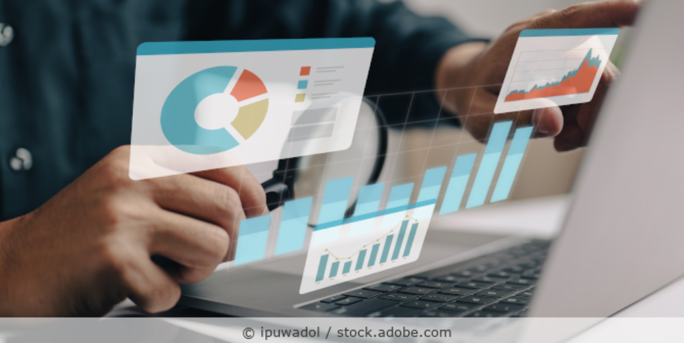 Ein Mann sitz vor einem Laptop und es sind verschiedene grafische Statistiken zu sehen.