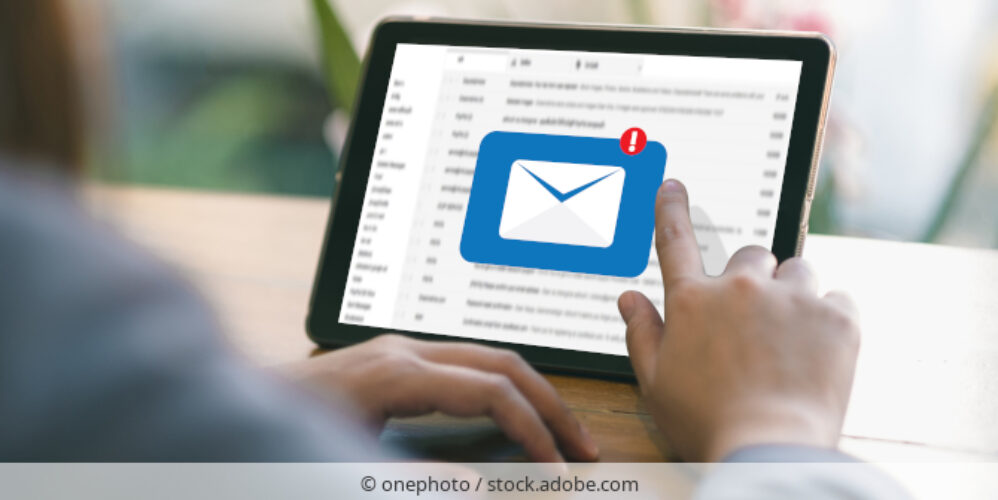Eine eingegangen als wichtig gekennzeichnete Email wird auf einem Tablet angezeigt.