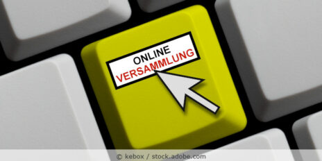 Detailaufnahme einer PC-Tastatur, auf einer Taste steht „Online-Versammlung“.