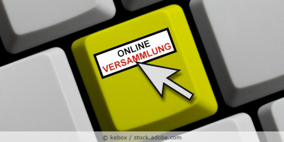 Detailaufnahme einer PC-Tastatur, auf einer Taste steht „Online-Versammlung“.