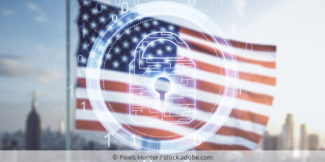 Virtuelle Schloss-Skizze mit Chip-Hologramm auf US-Flagge und Skyline-Hintergrund.