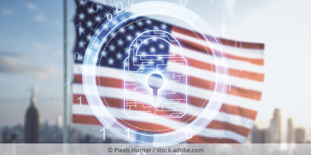 Virtuelle Schloss-Skizze mit Chip-Hologramm auf US-Flagge und Skyline-Hintergrund.