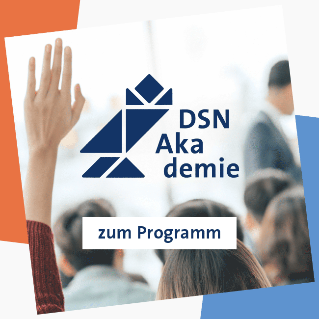 Bildercollage im Stil der dsn Akademie aus bunten Quadraten und mit dem Motto "Wissen macht sicher!".