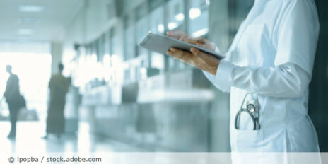 Ärztin im Krankenhaus ruft Patientendaten auf Tablet ab.