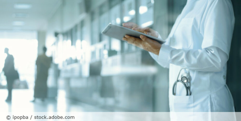 Ärztin im Krankenhaus ruft Patientendaten auf Tablet ab.
