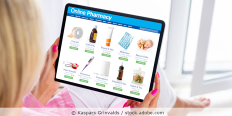 Eine Frau schaut sich auf dem Tablet Produkte in einer Online-Apotheke an.