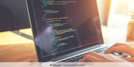 Laptop mit Code auf Bildschirm.