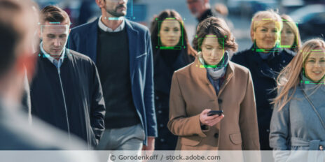 Eine Gruppe von Geschäftsleuten, die auf belebten städtischen Straßen mit Hilfe von Gesichtserkennung analysiert wird.